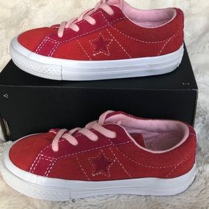 🌟 Adorable! Red/Pink Converse. Size 8. EUC.